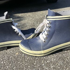 Steve Madden Navy and Cream Winter Boots